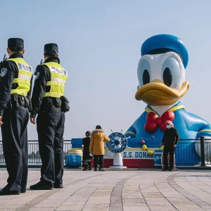 上海国际旅游度假区有一群“小迪警官”，与这片乐园共发展 ...