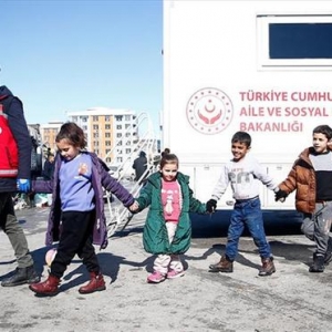 土耳其地动灾区儿童做游戏疗伤