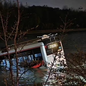 上海一公交车突入河中：涉事司机处于偶然识状态，车上没有其他搭客 ...