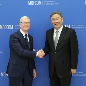 商务部部长王文涛访问苹果公司首席实行官库克