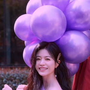 陈妍希紫色梦乡写真释出 手捧气球笑脸清甜可人