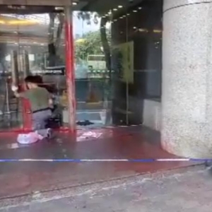 比亚迪 3 小时内香港 4 店肆遭泼红漆、撞闸门 员工：歹徒针对比亚迪品牌 ...