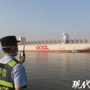 南通边检站助力环球最大级新造集装箱船出境试航